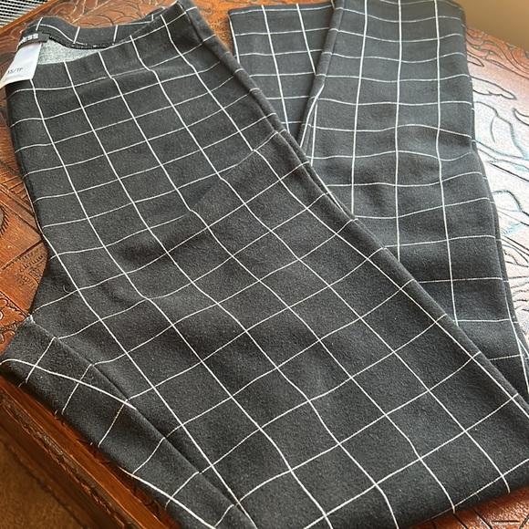 đź–¤Express stretches, size XS, black and white stripe plaid design đź–¤ - Picture 2 of 10